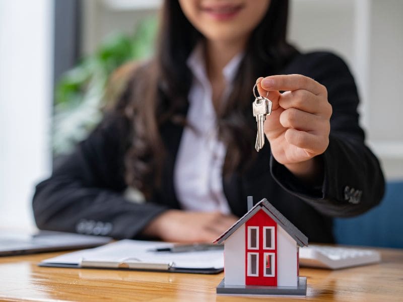 Agente inmobiliario asesorando a un propietario, alquilar tu piso a una empresa en Zaragoza Alquilar tu piso a una empresa en Zaragoza: agente inmobiliario asesorando a un propietario