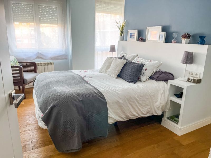Dormitorio luminoso de un piso en alquiler, alquilar tu piso a estudiantes en Zaragoza Alquilar tu piso a estudiantes en Zaragoza: dormitorio luminoso de un piso en alquiler