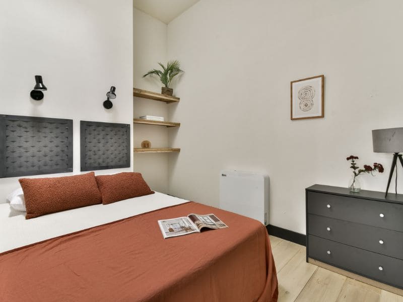 Alquilar tu piso por habitaciones en Zaragoza: dormitorio moderno de un piso en alquiler