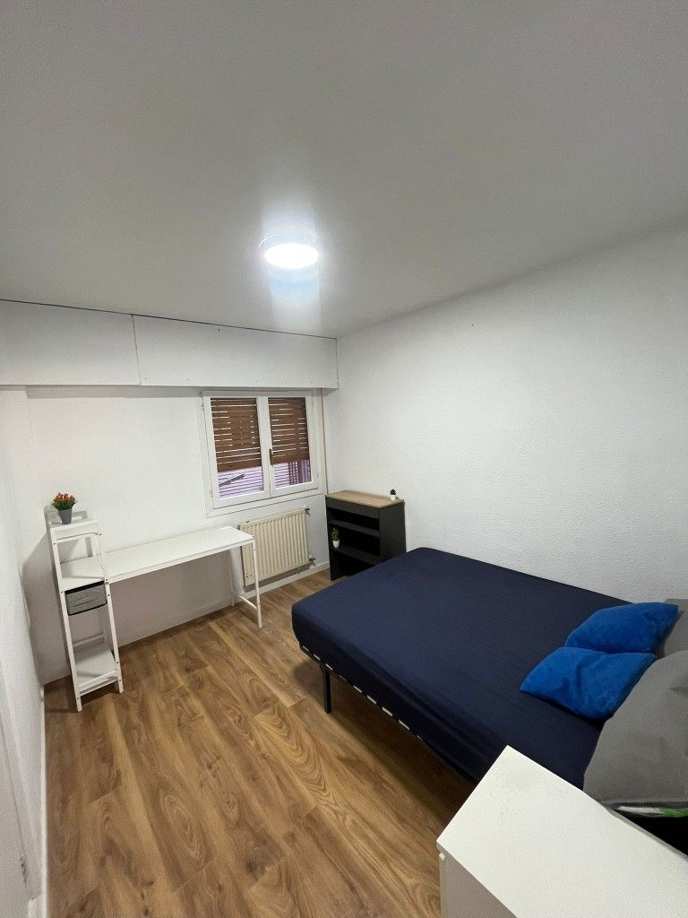 Habitación amueblada de un piso gestionado, proteger tu alquiler frente a impagos en Zaragoza Proteger tu alquiler frente a impagos en Zaragoza: habitación amueblada de un piso gestionado