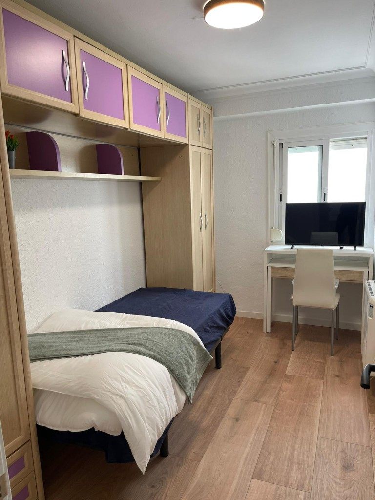 Habitación amueblada de un piso gestionado, rentabilidad de alquilar tu piso por habitaciones en Zaragoza Rentabilidad de alquilar tu piso por habitaciones en Zaragoza: habitación amueblada de un piso gestionado