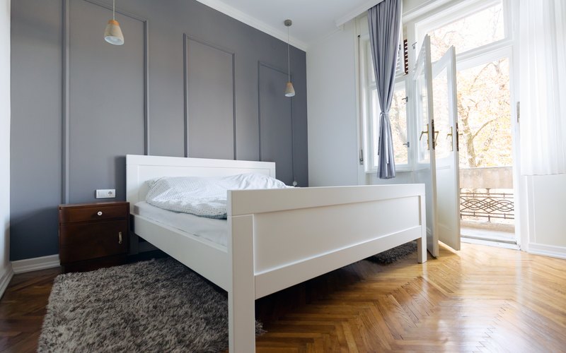 Habitación de un piso alquilado en Zaragoza, con parqué y balcón Cuánto se lleva Hacienda por alquilar un piso en Zaragoza: habitación de una vivienda alquilada