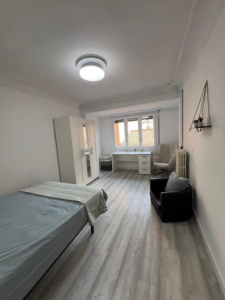Habitación amueblada de una vivienda en alquiler, alquilar tu piso por habitaciones de forma legal en España Alquilar tu piso por habitaciones de forma legal en España: habitación amueblada de una vivienda en alquiler