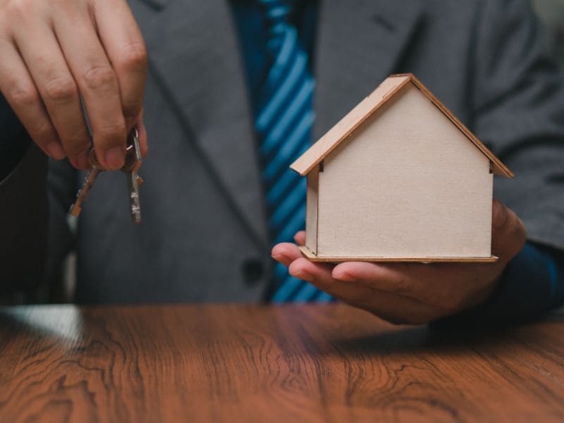 Entrega de las llaves del piso alquilado, alquilar tu piso con renta garantizada en Zaragoza Alquilar tu piso con renta garantizada en Zaragoza: entrega de las llaves del piso alquilado