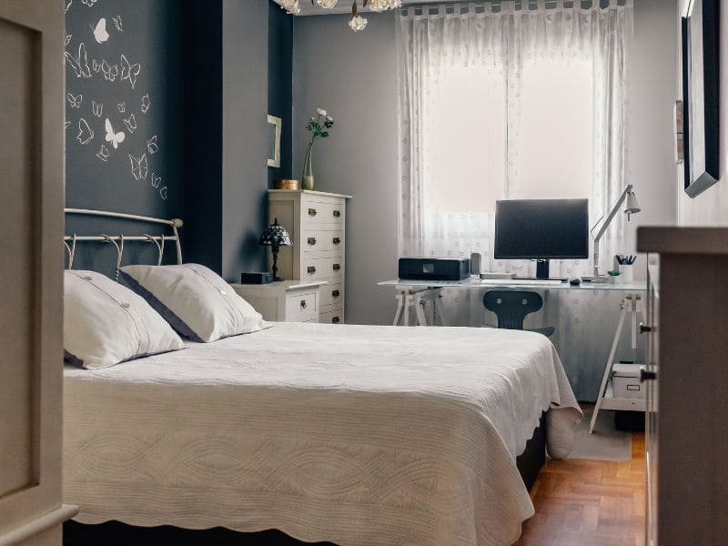 Habitación de estudiante con escritorio, alquilar tu piso siendo propietario en Zaragoza Alquilar tu piso siendo propietario en Zaragoza: habitación de estudiante con escritorio