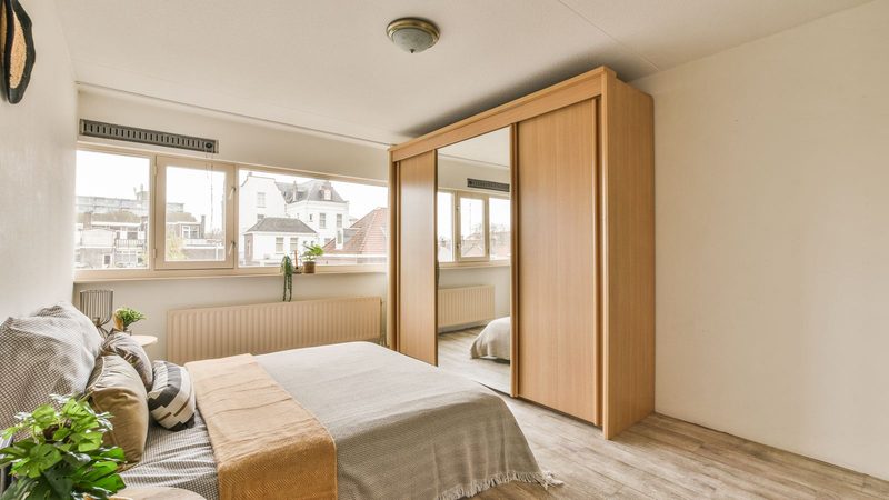 Habitación amueblada de un piso gestionado por habitaciones en Zaragoza