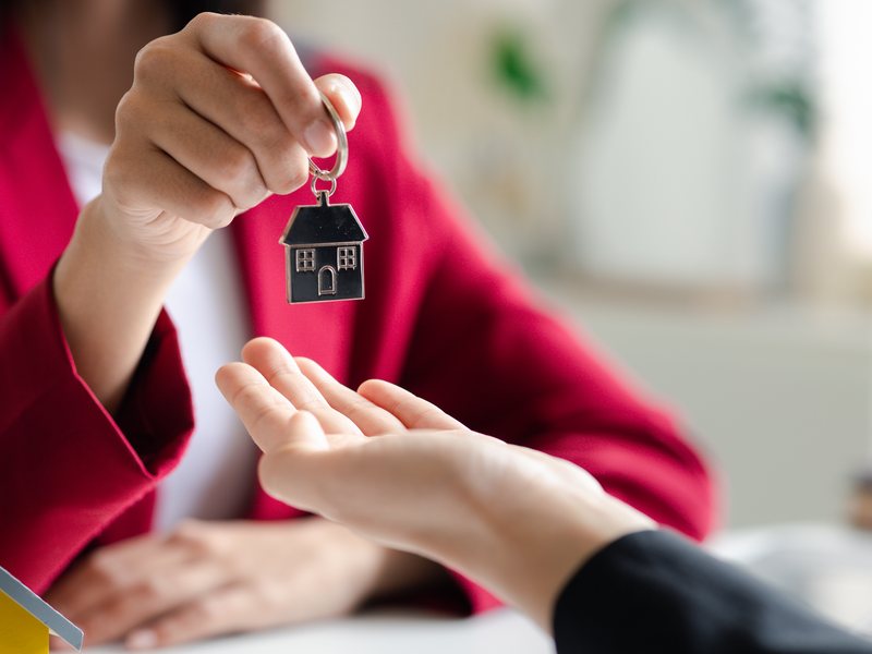 Entrega de llaves con renta garantizada, alquilar tu piso siendo propietario en Zaragoza Una propietaria entrega las llaves de su piso con un llavero en forma de casa: qué significa alquilar tu piso en Zaragoza