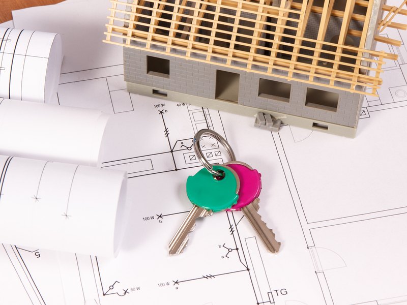 Llaves de un piso sobre el plano de la vivienda junto a una maqueta de casa: la gestión integral del alquiler en Zaragoza, punto por punto