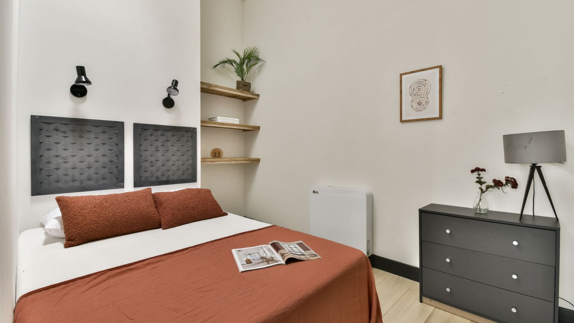 Empresa de alquiler de habitaciones en Zaragoza Dormitorio moderno en un piso gestionado por una empresa de alquiler en Zaragoza