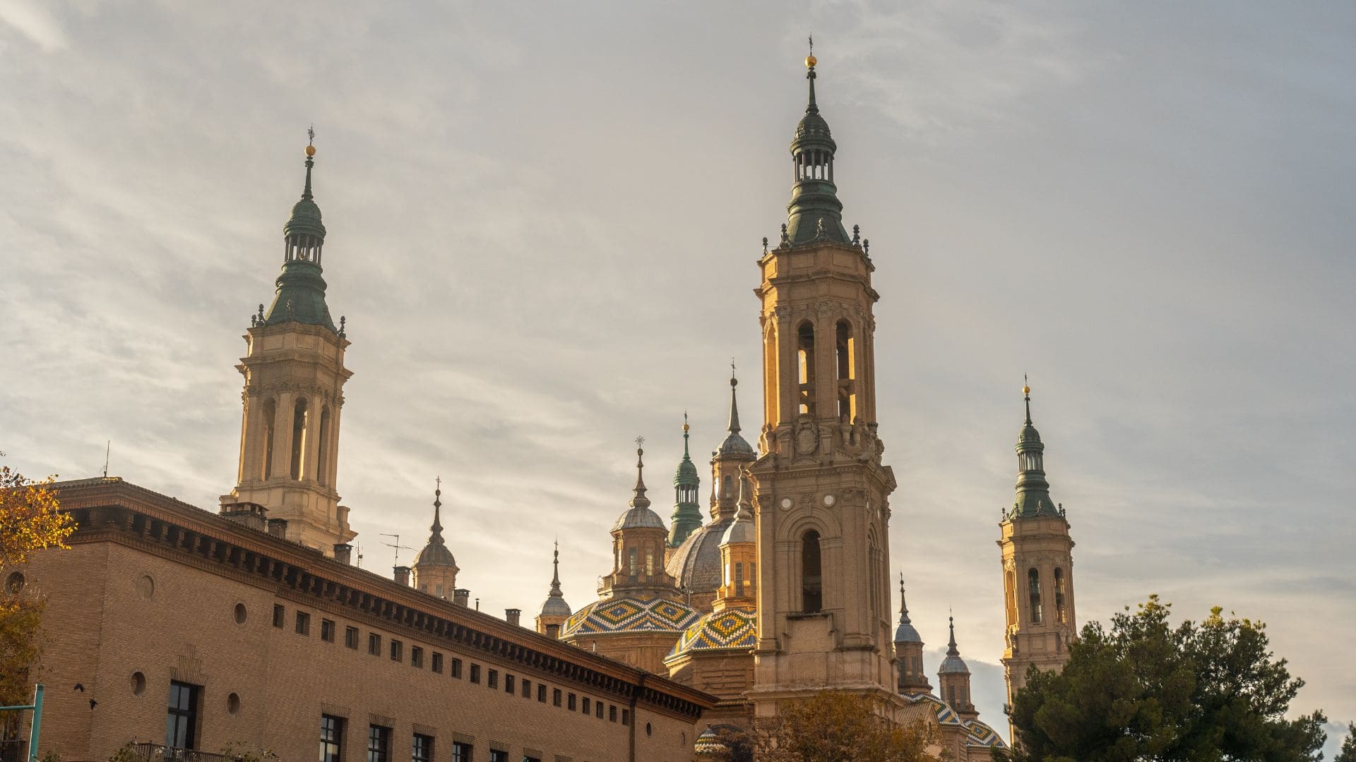 MR Renta y Gestión, alquiler de pisos en Zaragoza Basílica del Pilar de Zaragoza al atardecer