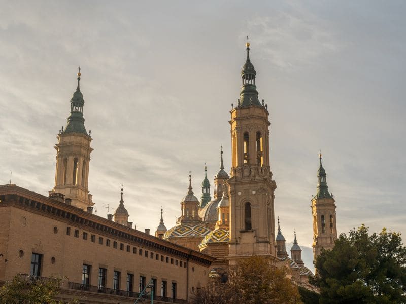Torres del Pilar al atardecer, empresa de alquiler de habitaciones en Zaragoza Las torres de la Basílica del Pilar al atardecer: somos una empresa de alquiler de habitaciones de Zaragoza