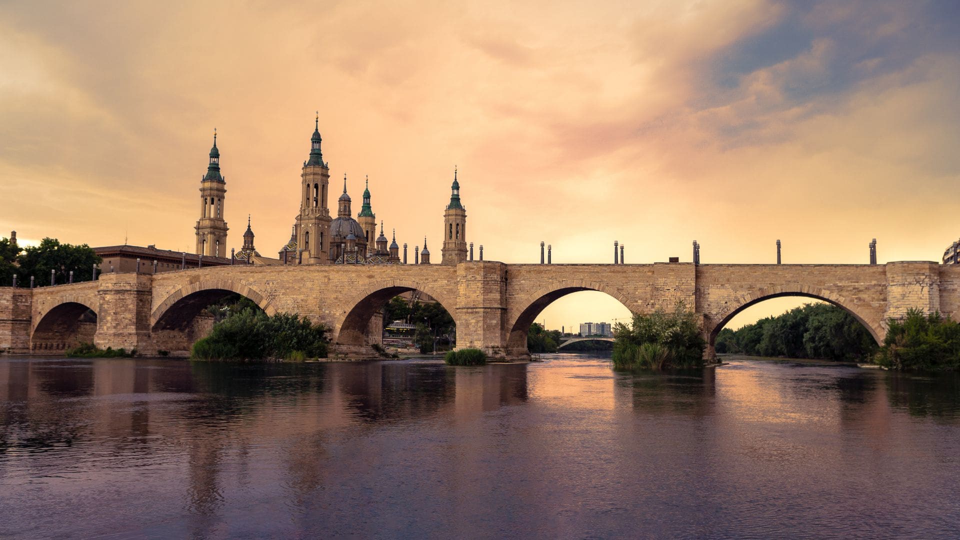 Vender o alquilar un piso en Zaragoza Vender o alquilar un piso en Zaragoza, vista aérea del Ebro y el Puente de Piedra