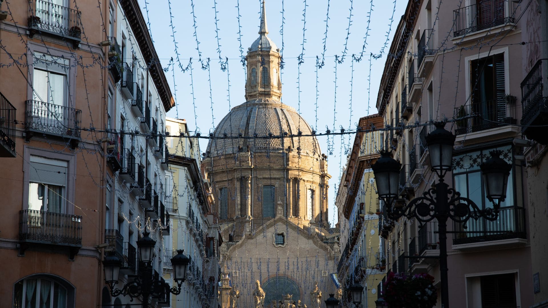 Vista aérea de la Basílica del Pilar y Zaragoza